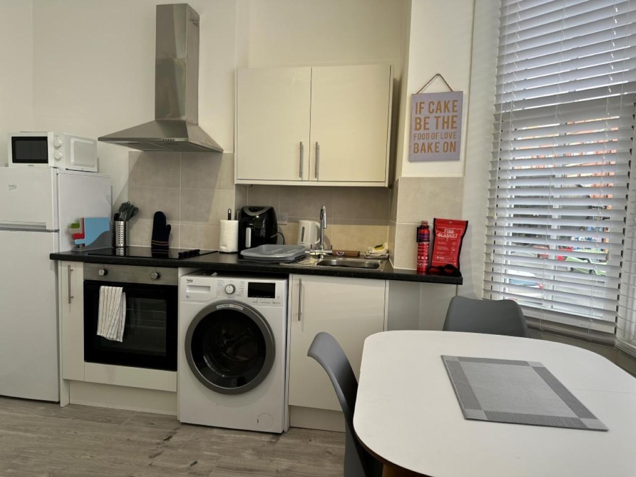 Studio Flat 2A Central Колуин Бей Екстериор снимка