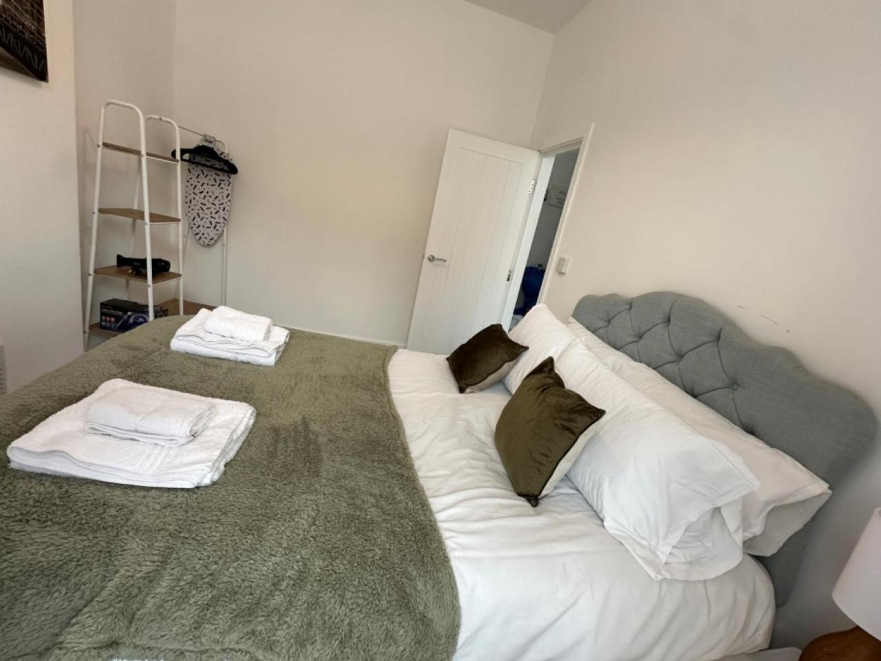Studio Flat 2A Central Колуин Бей Екстериор снимка