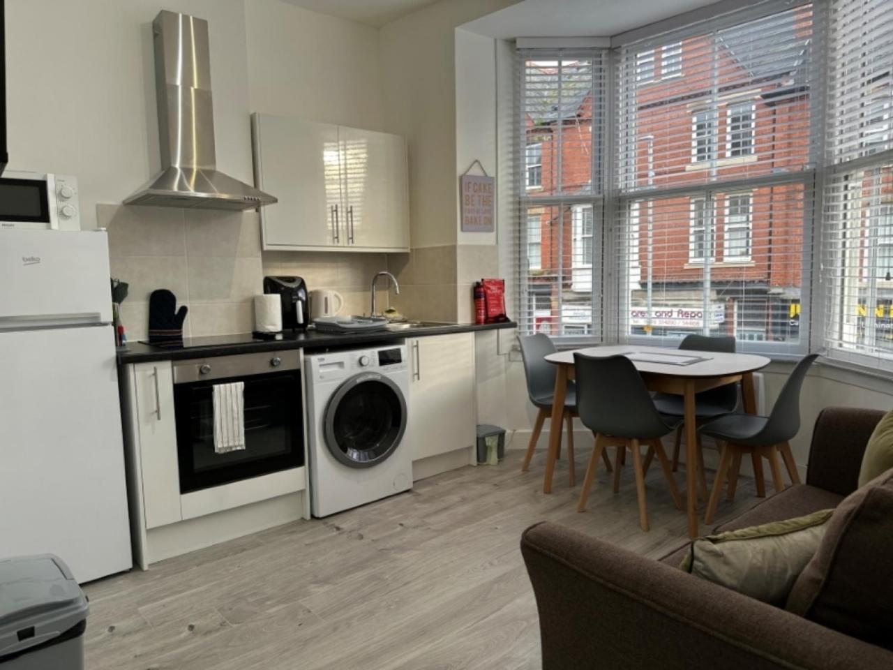 Studio Flat 2A Central Колуин Бей Екстериор снимка