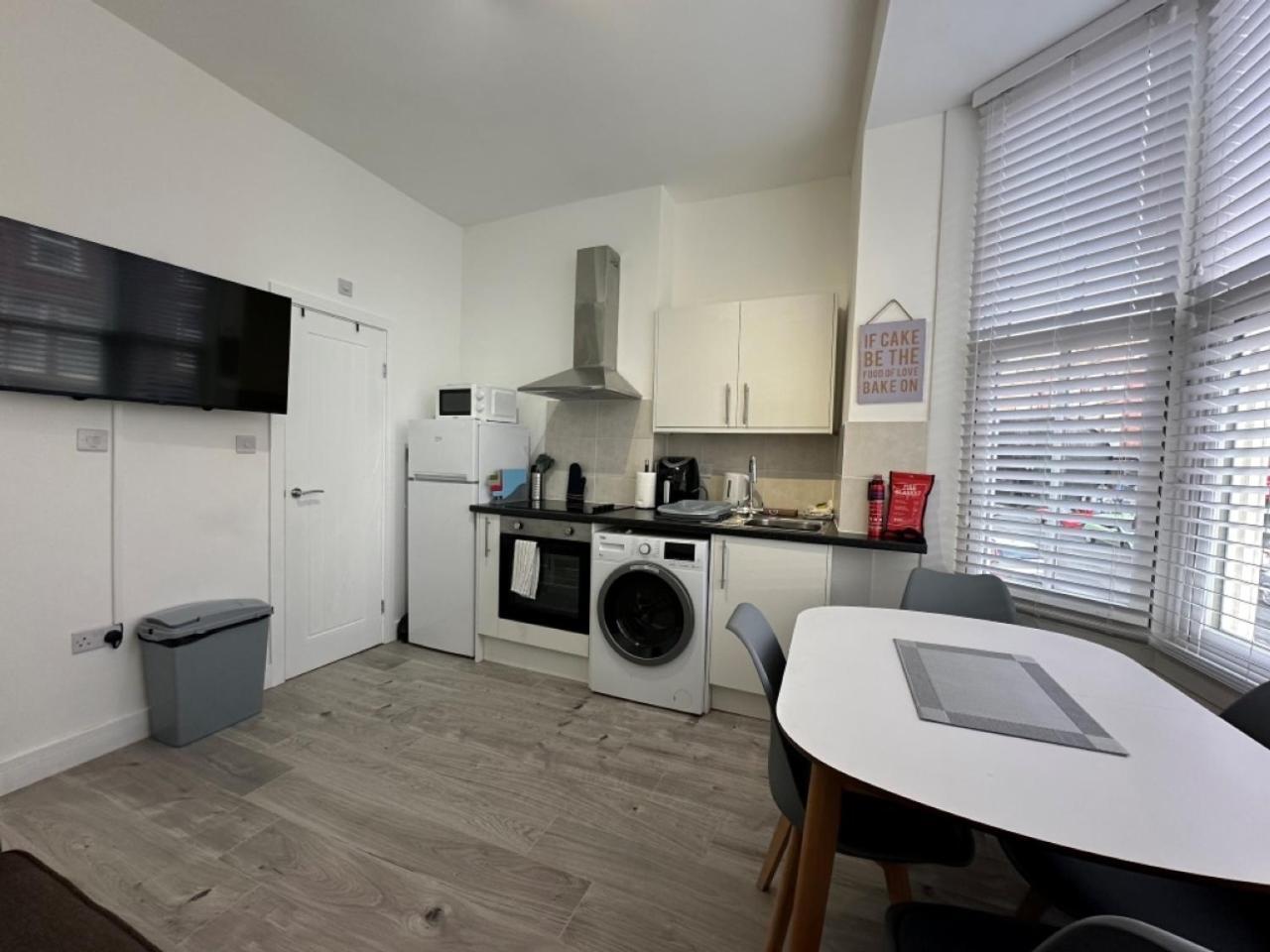 Studio Flat 2A Central Колуин Бей Екстериор снимка