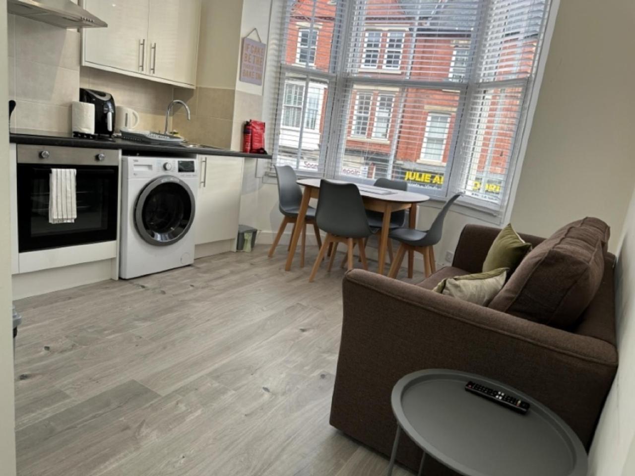 Studio Flat 2A Central Колуин Бей Екстериор снимка